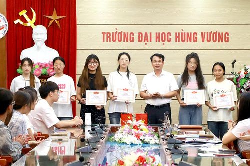 39 sinh viên của Học viện Hồng Hà, Trung Quốc hoàn thành khóa học tiếng Việt tại Trường Đại học Hùng Vương