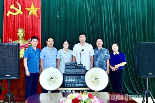 Đồng chí Trưởng ban Nội chính Tỉnh ủy Phùng Tiến Quân tặng thiết bị âm thanh cho trường học xã Trung Minh