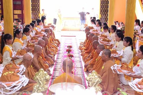 Tịnh xá Lộc Uyển (Q.6) trang nghiêm tổ chức Lễ dâng y mùa Vu lan - Báo Hiếu