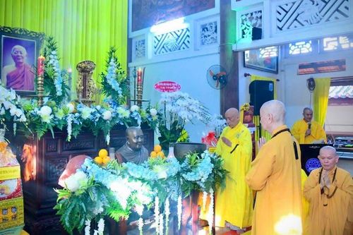 Đức Pháp chủ và chư vị lãnh đạo Giáo hội quang lâm tưởng niệm Trưởng lão Hòa thượng Thích Minh Châu