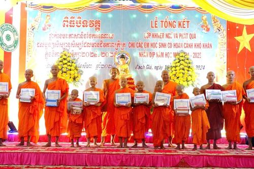 Kiên Giang: Chùa Láng Cát tổng kết lớp Khmer ngữ và tặng quà cho học sinh khó khăn