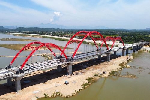 Hợp long cầu vòm thép đầu tiên ở Quảng Ngãi