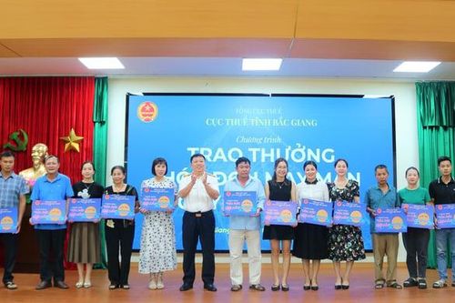 Cục Thuế Bắc Giang trao thưởng cho 15 hóa đơn may mắn