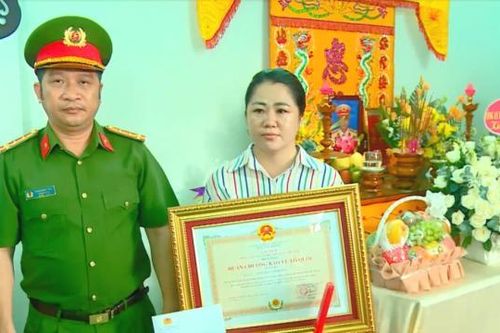 Truy tặng Huân chương Bảo vệ Tổ quốc hạng Ba đối với Trung tá Phan Trần Anh Phương