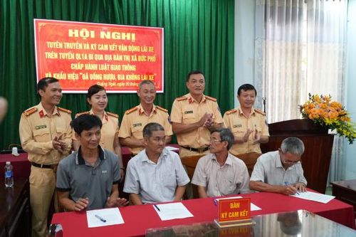 Quảng Ngãi: Chủ nhà hàng, quán ăn ký kết đảm bảo trật tự an toàn giao thông