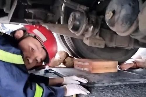 Cảnh sát kịp thời giải cứu nữ du khách nước ngoài mắc kẹt dưới gầm xe khách