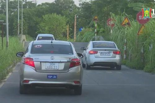Phạt giáo viên nếu học viên không đeo phù hiệu tập lái
