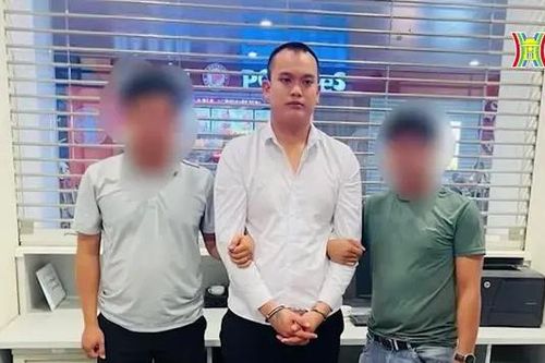 Bắt đối tượng lẩn trốn khi vừa xuống sân bay Nội Bài