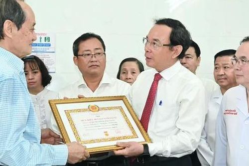 Trao Huy hiệu 80 năm tuổi Đảng tặng đồng chí Lê Quang Thành (100 tuổi)