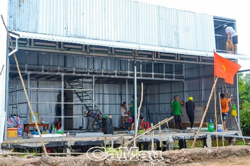 Chống đối cơ quan chức năng, xây nhà trái phép trên đất hành lang lộ giới