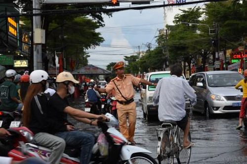 Giao thông ùn tắc cục bộ sau cơn mưa nặng hạt