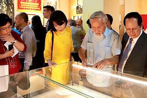 Nhiều tư liệu quý tại triển lãm về Hiệp định Giơ-ne-vơ