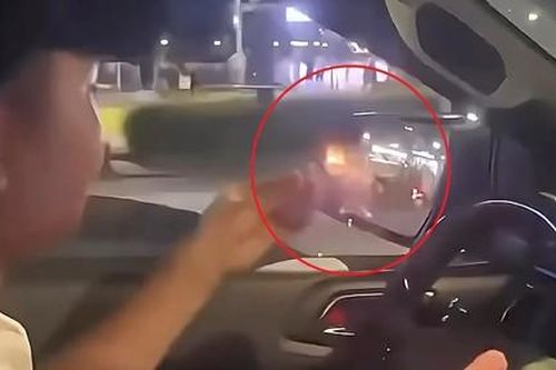Xác minh làm rõ clip nam thanh niên trên xe ôtô đốt pháo ném xuống đường