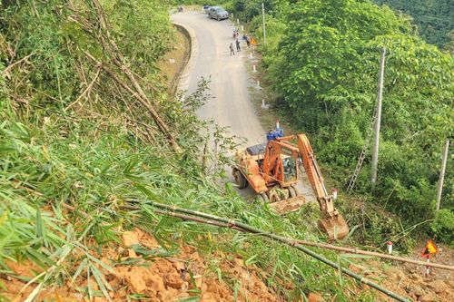 Mưa lớn gây sạt lở, chia cắt quốc lộ nối Lai Châu và Điện Biên