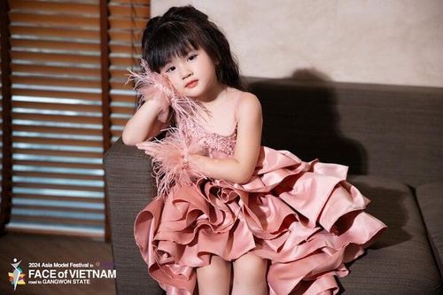 Diễn viên nhí phim 'Trạm cứu hộ trái tim' gây ấn tượng khi trình diễn thời trang