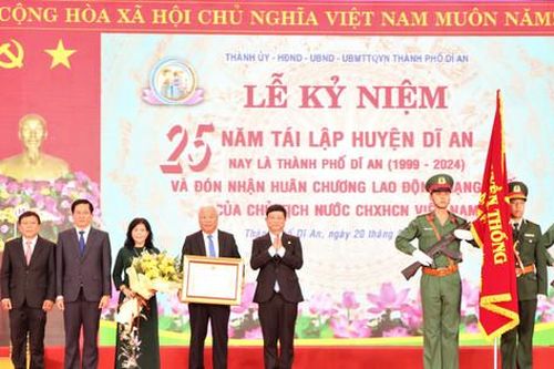 Thành phố Dĩ An đón nhận Huân chương Lao động hạng Nhất