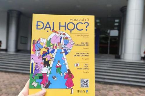 Trao tặng sách cho các tân sinh viên