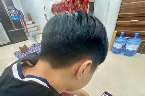 Cắm cúi điện thoại, máy tính 'làm khổ' từ đốt sống cổ đến khớp tay