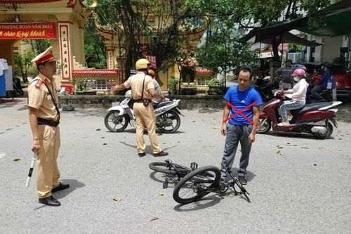 Hé lộ lý do bất ngờ người đàn ông đi xe đạp chống đối CSGT