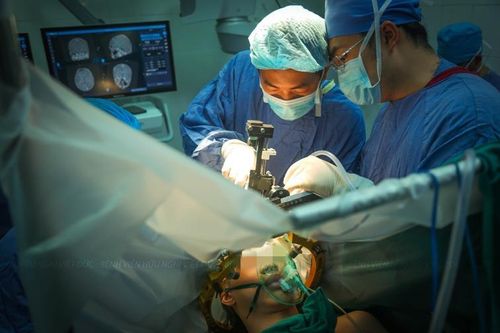 Thanh niên 17 tuổi mắc căn bệnh khiến người thường xuyên uốn cong như con tôm