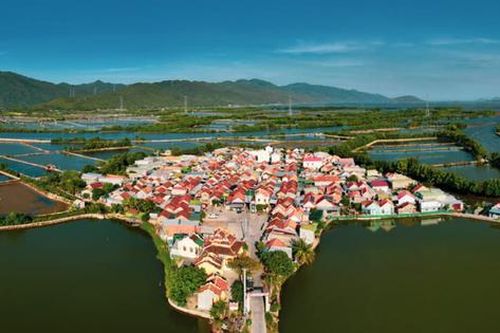 'Ngôi làng lẻ loi' tại Khánh Hòa gây trầm trồ với vị trí độc lạ như một ốc đảo