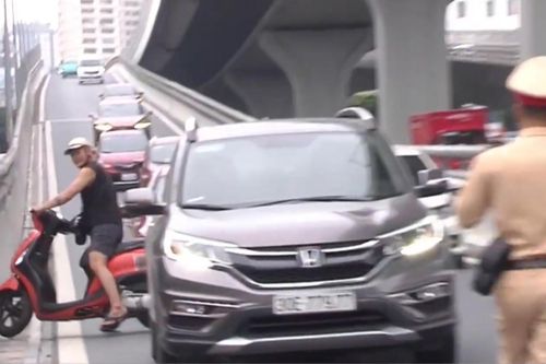 Xe máy đi vào đường cấm liều lĩnh quay đầu bỏ chạy