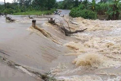 Tuyên Quang: Người phụ nữ bị lũ cuốn cả người và xe