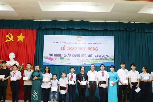 400 học sinh nhận học bổng Chắp cánh ước mơ