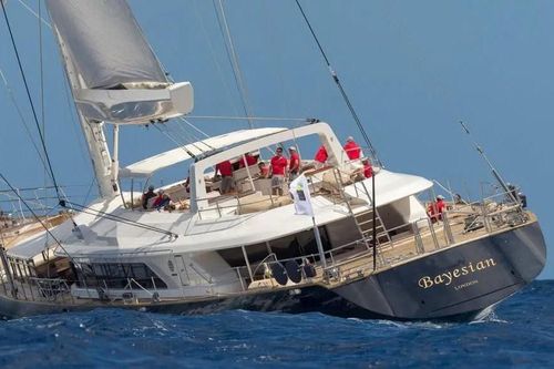 Vòi rồng nhấn chìm siêu du thuyền trong 60 giây?
