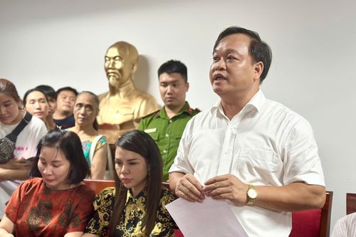 Phụ huynh 'quây' trường, Phòng GD&ĐT họp khẩn cả đêm