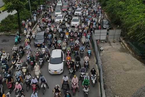 Dân khổ vì thi công đường điện trên Đại lộ Thăng Long