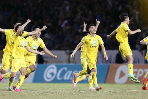 Ngược dòng thắng 3-1, đại diện Việt Nam đứng đầu Cúp Đông Nam Á, xếp trên nhà vô địch của Thái Lan