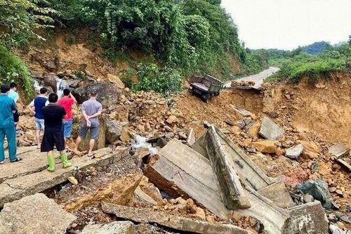 Mưa lớn gây đứt gãy đường giao thông tại Hòa Bình