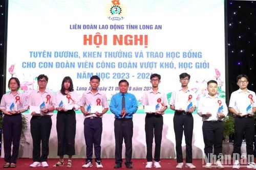 Long An khen thưởng con đoàn viên công đoàn vượt khó, học giỏi