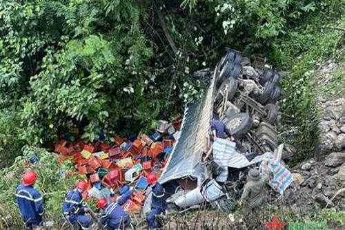 Sơn La: Giải cứu kịp thời người bị mắc kẹt trong cabin ô tô