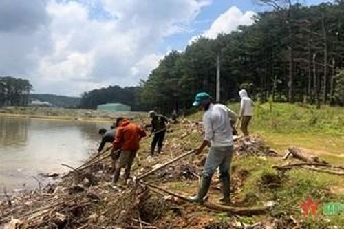 Thu dọn rác trên hồ cấp nước sinh hoạt cho thành phố Đà Lạt