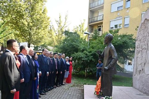 Đoàn đại biểu TPHCM dâng hoa tượng đài Chủ tịch Hồ Chí Minh tại TP Zalaegerszeg, Hungary