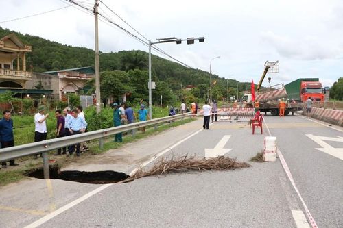 Quảng Ninh: Xuất hiện 'hố tử thần' trên Quốc lộ 18, giao thông gián đoạn