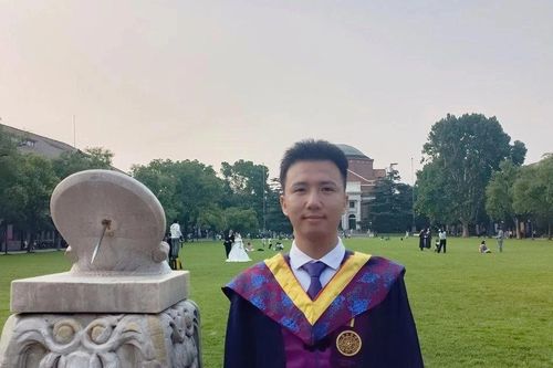 Nam sinh bốc gạch học thạc sĩ Thanh Hoa