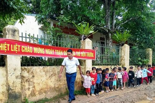 Học sinh lớp 1 Thanh Hóa nô nức ngày tựu trường