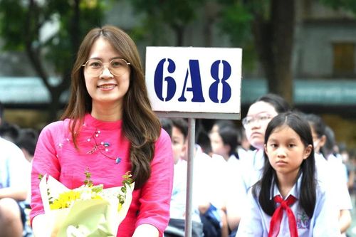 Học sinh lớp 6 học hát và nhảy flashmob trong ngày đầu đến trường