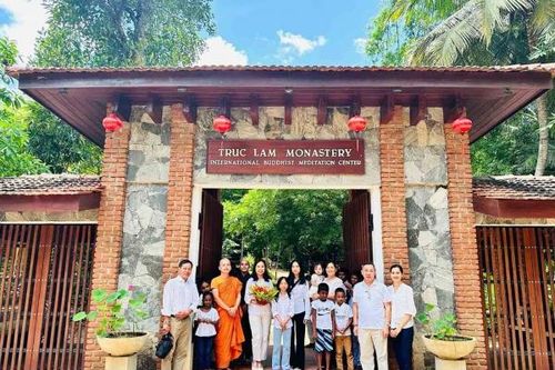 Đại sứ Trịnh Thị Tâm thăm chùa Việt Nam dịp lễ Vu lan và giao lưu với các học viên Sri Lanka học tiếng Việt
