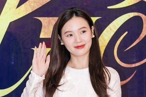 Midu diện áo dài trắng dự họp báo Chương trình nghệ thuật 'Huế Symphony'