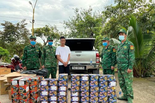 Truy đuổi xe ô tô chở hơn 150 kg pháo hoa nổ