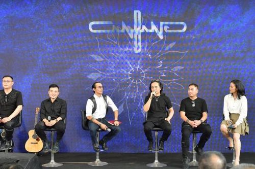 Ban nhạc Bức Tường lần đầu làm liveshow trong nhà hát