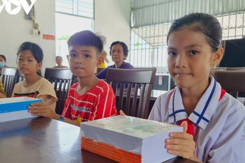 VOV trao tập vở đến học sinh nghèo ven biển Cà Mau