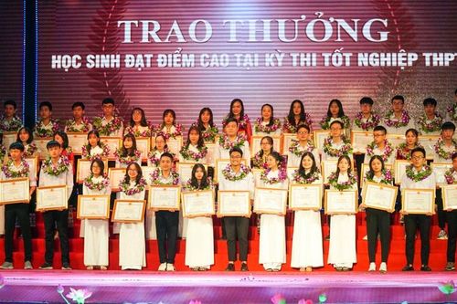 Nghệ An chi hơn 1,2 tỷ đồng khen thưởng học sinh đạt điểm cao thi tốt nghiệp THPT
