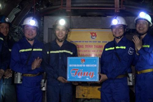 Gắn biển công trình thanh niên ngành than