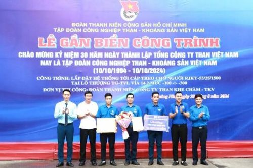 Gắn biển công trình thanh niên chào mừng kỷ niệm 30 năm ngày thành lập TKV