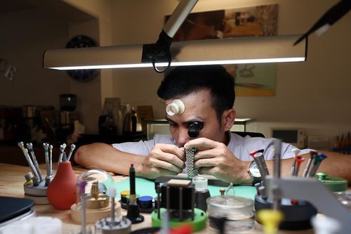 Thanh niên đánh giày trở thành thợ sửa đồng hồ tiền tỷ đất Hà thành